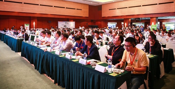 这是一张5月18日万果风云I亚果会 中国果业零售商峰会首日参会超1400人数的配图