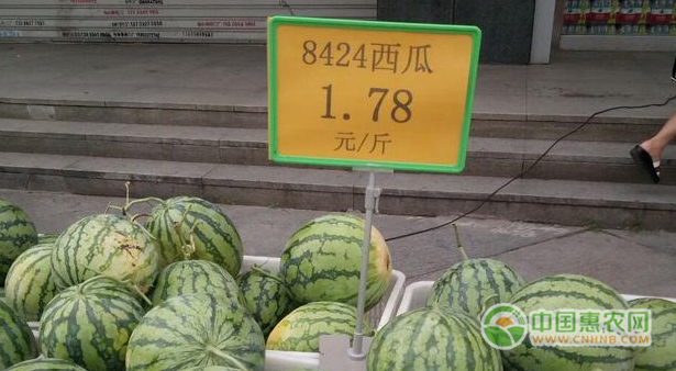 图为在市场中售卖的西瓜