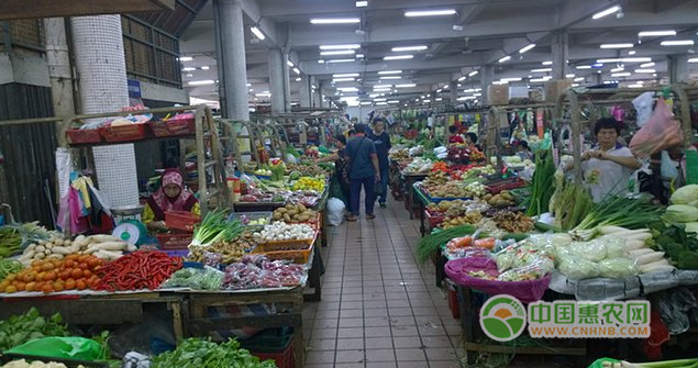 图为张家港市的一家菜市场