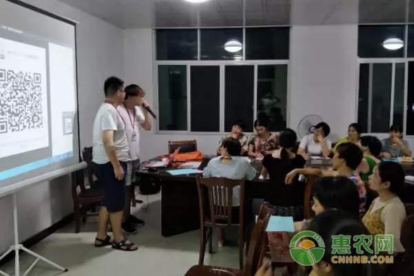 讲师激情授课，学员认真学习
