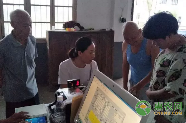 村里的大爷大妈听说农村电商培训可以解决农产品销售问题，大家纷纷过来咨询