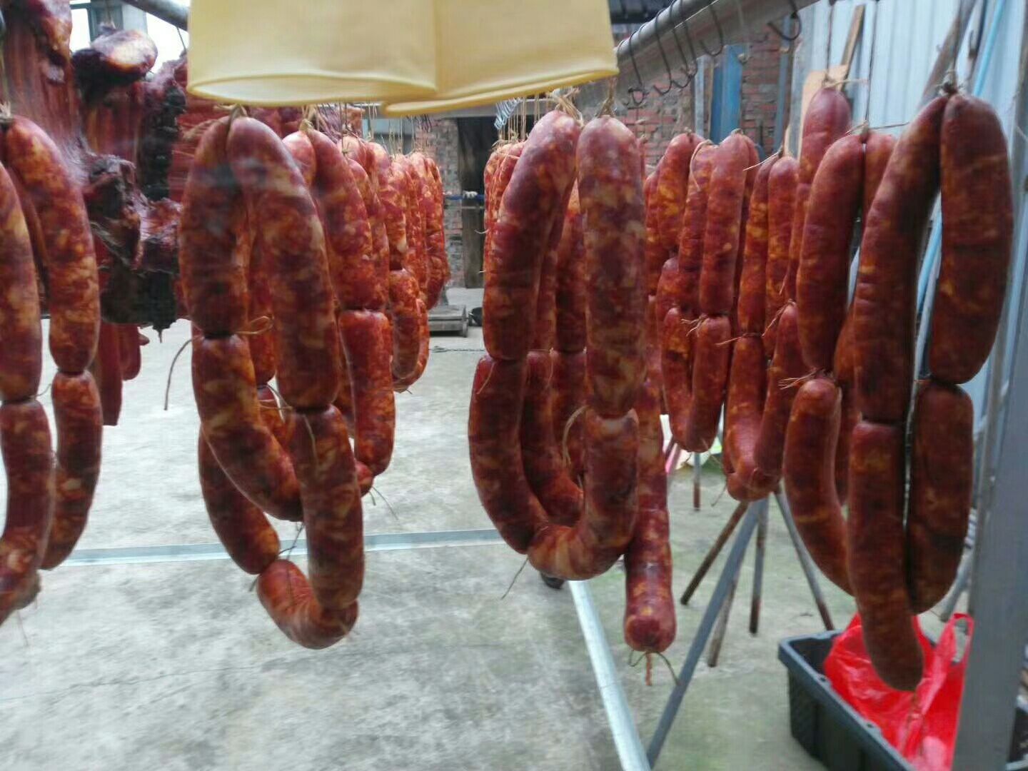 生态黑猪腊肉,不喂饲料,只喂粮食和草料,生长期一年以上!