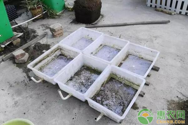 底盤下面用磚木墊平